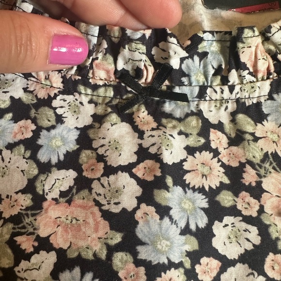 **3 for $50** 
Levi’s Floral smocked-side crop top - Picture 4 of 5